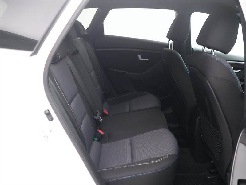 Hyundai i30 1,6 GDI 99kW Weekend Serv.kn. - fotka 13 z 30