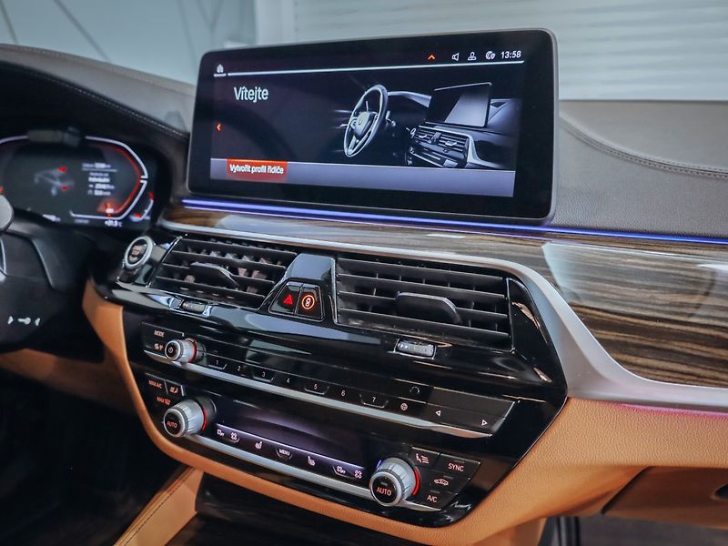 BMW Řada 5 530d xDrive 210 kW - fotka 21 z 28