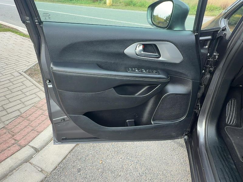 Chrysler Pacifica (2019)  3,6 L 8 míst S type 2019 - fotka 17 z 20