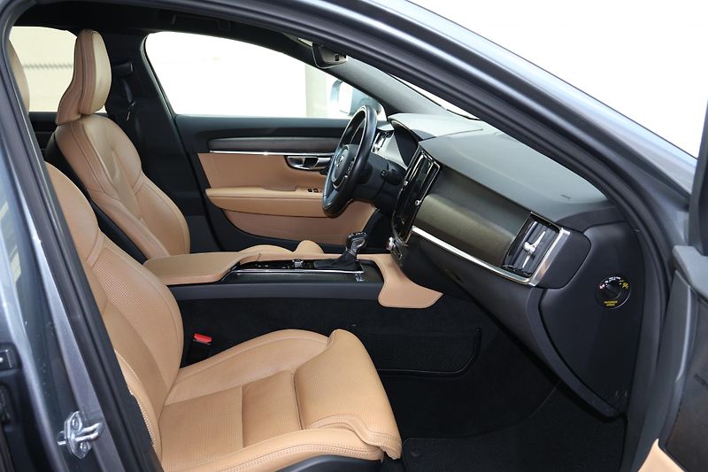 Volvo V90 (2018) D5 AWD Cross Country Pro - fotka 10 z 25