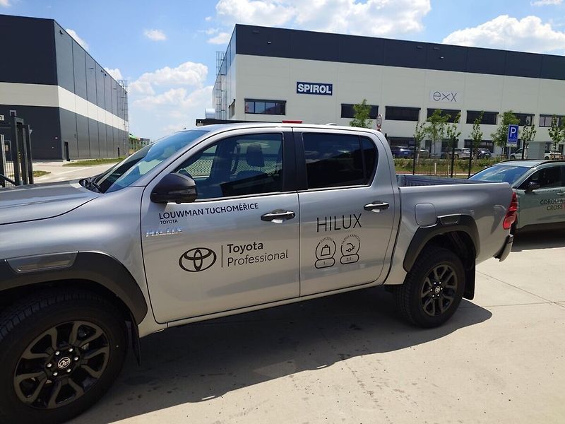 Toyota Hilux DoubleCab Invincible 2.8D 6AT - fotka 4 z 9