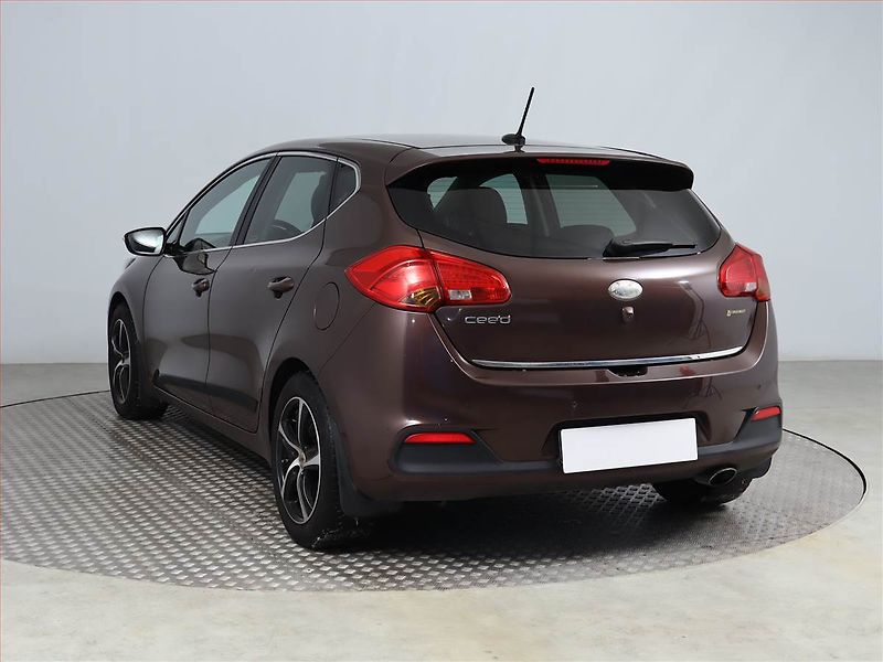 Kia Ceed (2012) 1.6 CRDi, Serv.kniha, Tempomat - fotka 4 z 17