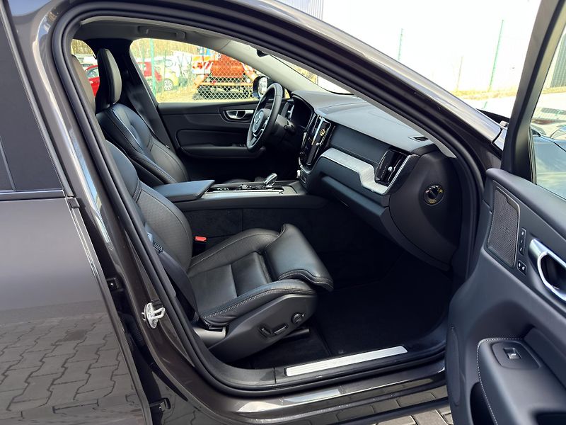 Volvo XC60 T8 AWD RECH.*ULTRA DARK + kola - fotka 20 z 51