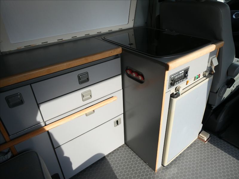 Volkswagen T5 California 2,5 TDi 96kW obytný vůz - fotka 39 z 49