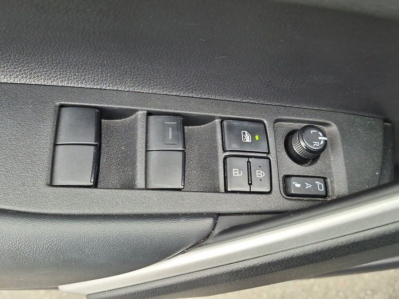 Toyota Corolla Cross Style Tech 1,8 HEV e-CVT - fotka 16 z 26