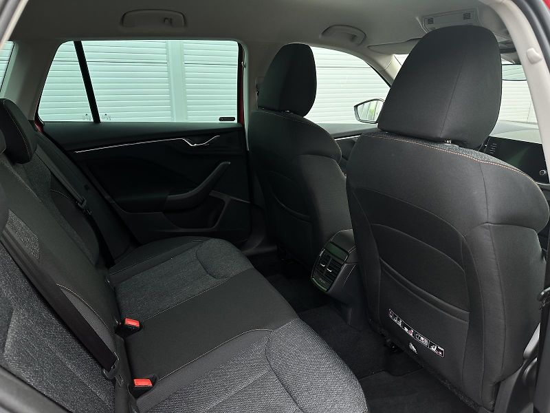 Škoda Kamiq 1.0TSi 110PS Ambition LED Temp - fotka 32 z 36