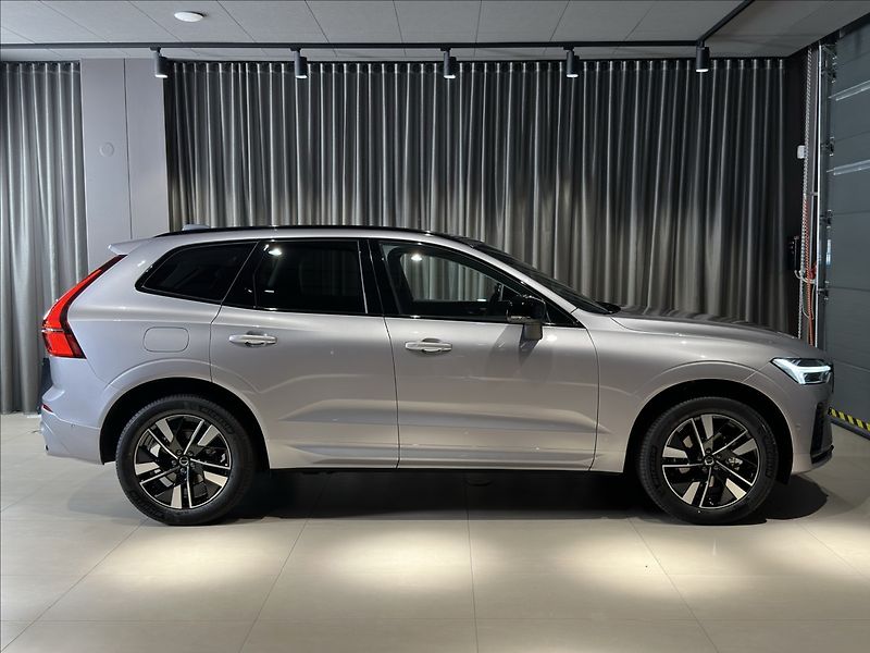 Volvo XC60 (2026) 2,0 B5  Plus Dark - fotka 3 z 30