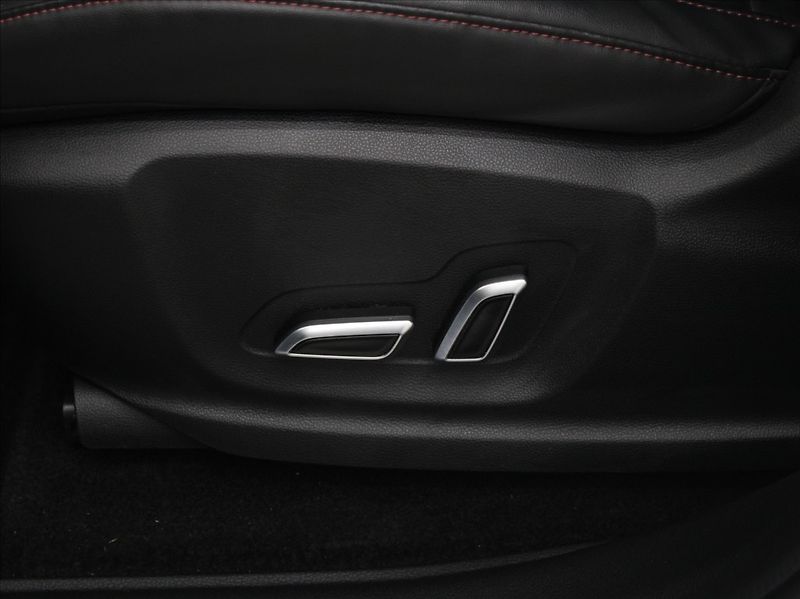 MG EHS 1,5 PHEV 190kW Exclusive PANO - fotka 23 z 28