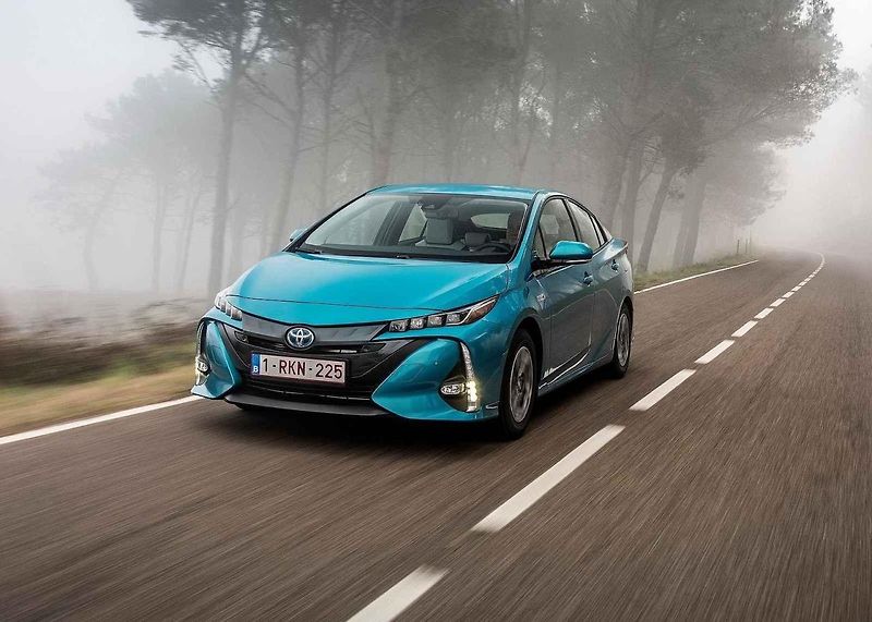 V Praze kromě elektromobilů zaparkují zdarma už jen hybridy do zásuvky.