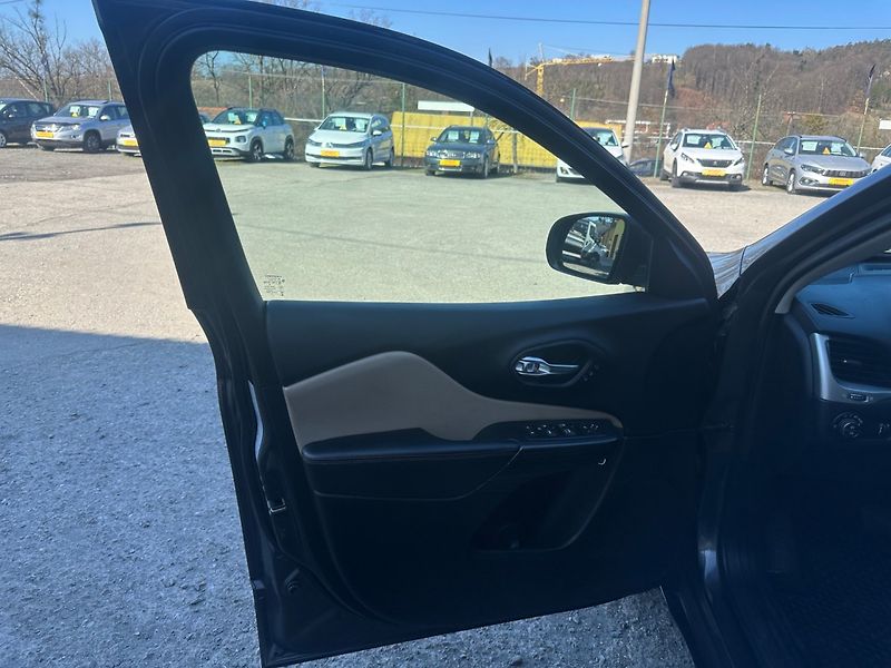 Jeep Cherokee 2.2 CRD 4x4/147kW/Automat/1MAJ - fotka 11 z 37