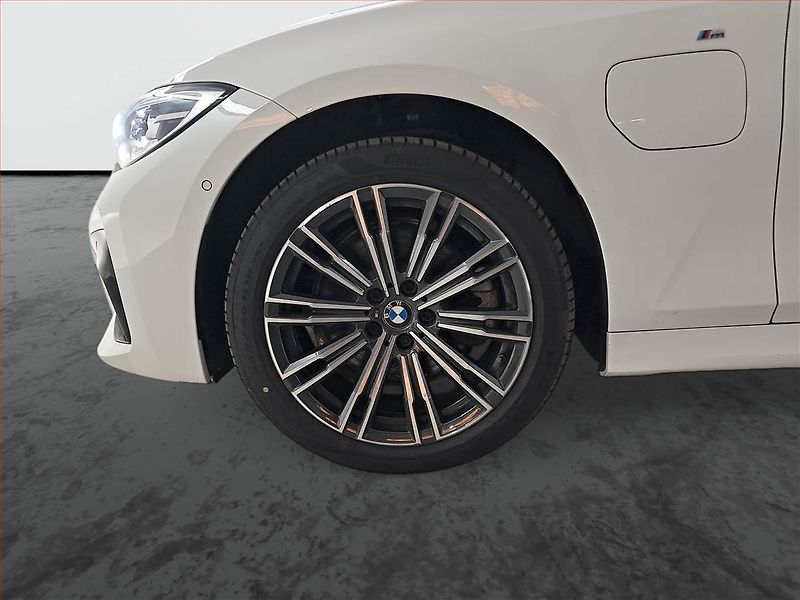 BMW Řada 3 (2021) 320 e xDrive - fotka 15 z 25