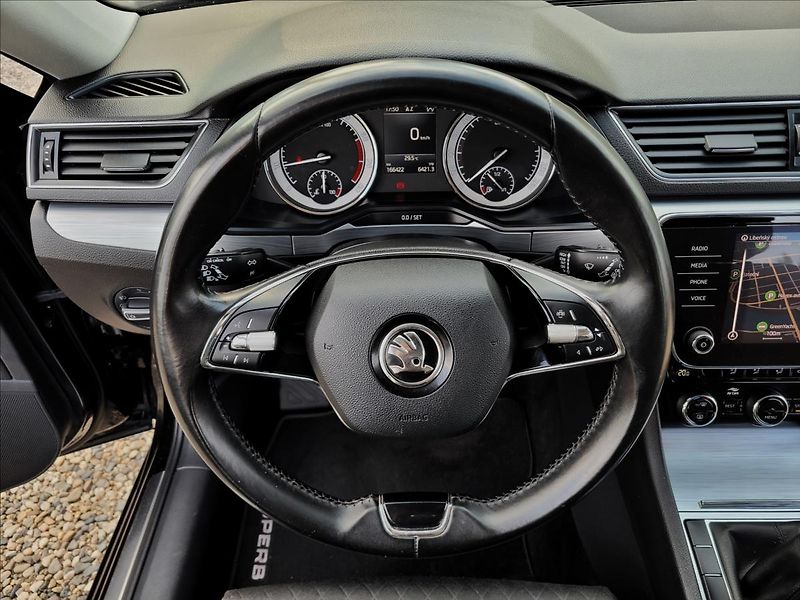 Škoda Superb 1,5 zálohováno - fotka 20 z 50