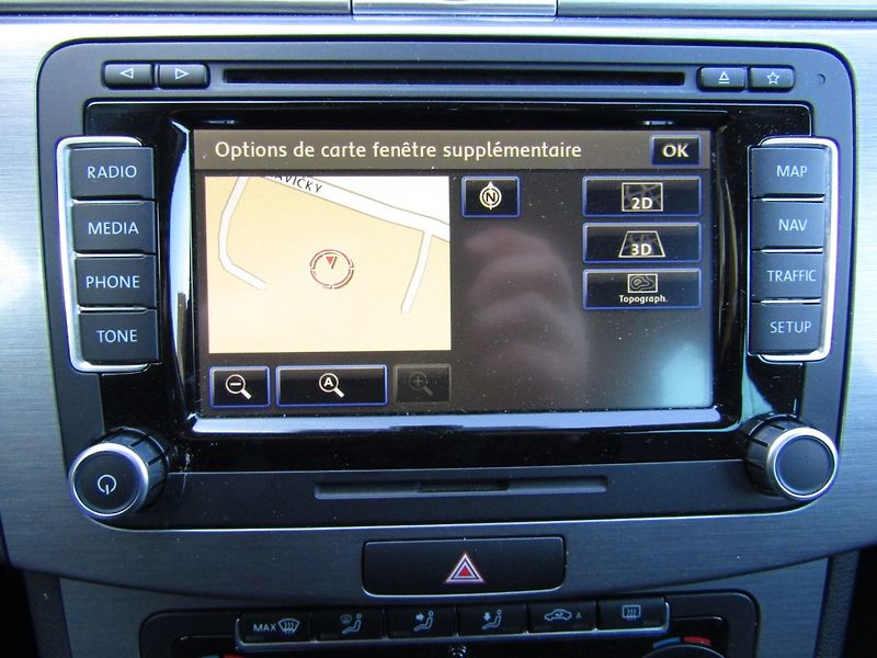 Volkswagen Passat (2011) 1.6 TDI 77kW - fotka 35 z 45
