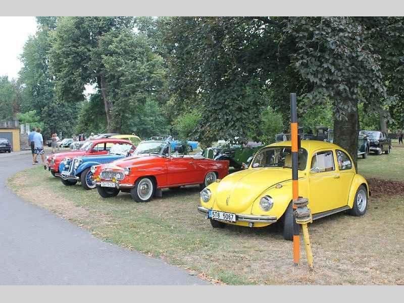 Nablýskané historické motocykly a automobily zdobily v sobotu prostranství zámku v Neplachovicích. Konala se zde již devátá Cisarská veterán rallye.