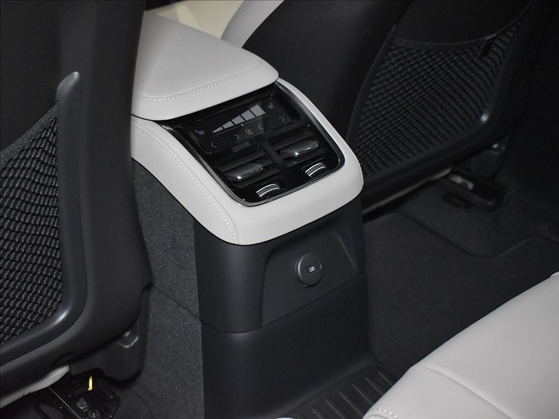 Volvo XC90 (2026) 2,0 T8  Ultra Dark - fotka 11 z 40