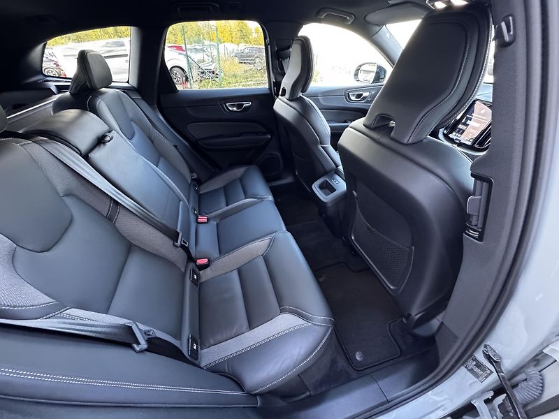 Volvo XC60 B5 AWD /1. maj / výhřev + kola - fotka 19 z 40