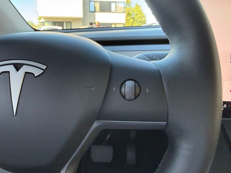 Tesla Model Y Long Range AWD - fotka 30 z 38