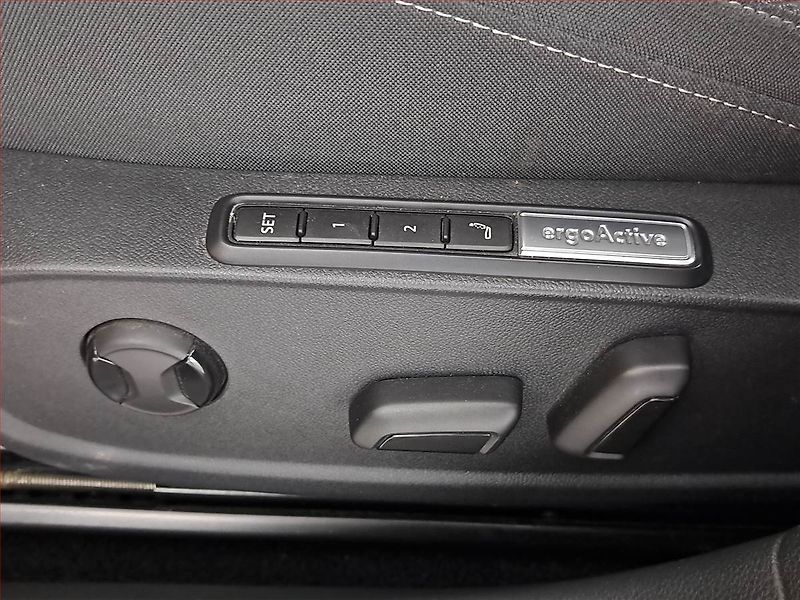 Volkswagen Golf (2023) 1.5 TSI - fotka 20 z 21
