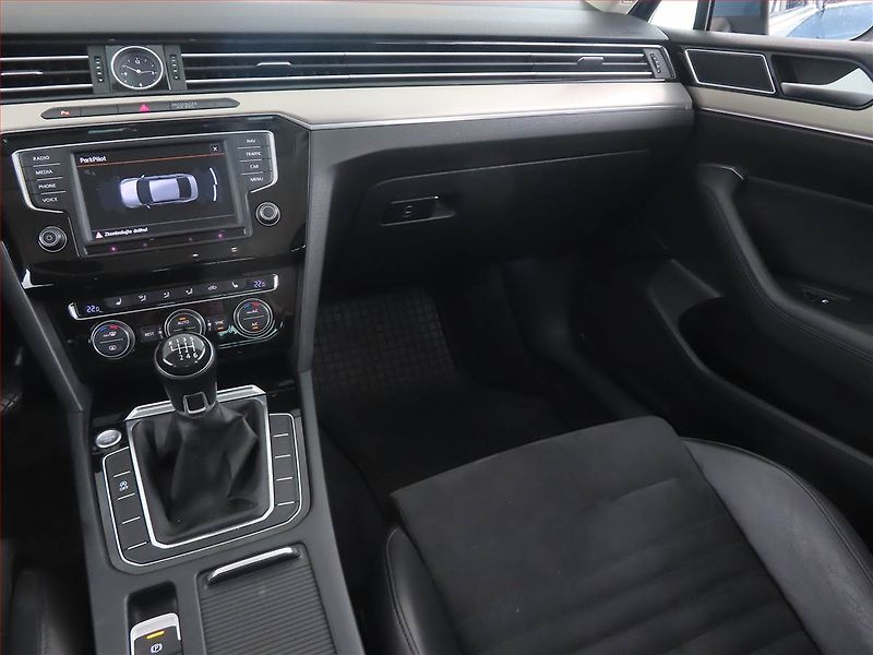 Volkswagen Passat (2015) Highline 2.0 TDI, Kůže, Navi - fotka 8 z 17