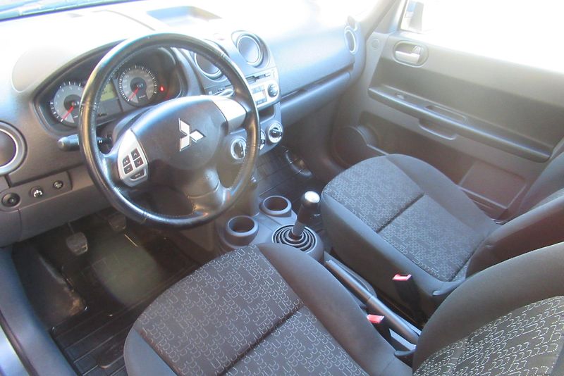 Mitsubishi Colt 1.1i KLIMA SADA ZIMNÍCH KOL - fotka 9 z 18