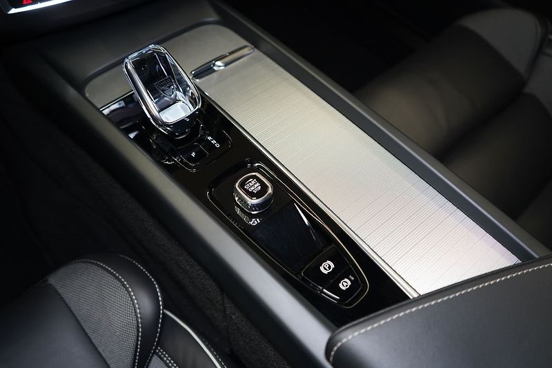Volvo XC60 B5 Plus Black Edition, 360° - fotka 36 z 44