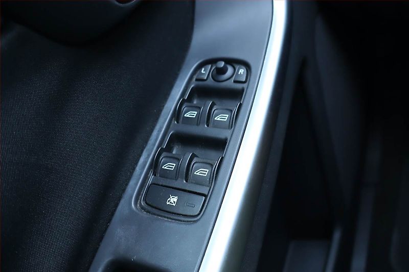 Volvo XC60 (2009) D3, 4X4, Navi, Tempomat - fotka 18 z 19