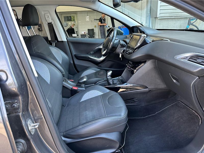 Peugeot 2008 1.2 PureTech Allure 73kW Man. - fotka 15 z 23