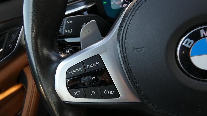 BMW Řada 5 M 550i xDrive - fotka 11 z 25