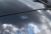 Jediné logo Ford na celém voze se nachází uprostřed čelního skla