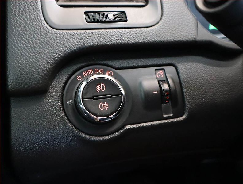 Opel Insignia (2009) 2.0 CDTI, Xenony, Tempomat - fotka 18 z 20