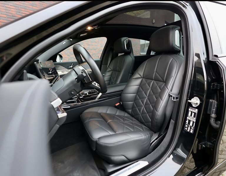 BMW Řada 7 (2023) 740d M SPORT xDrive - fotka 22 z 48