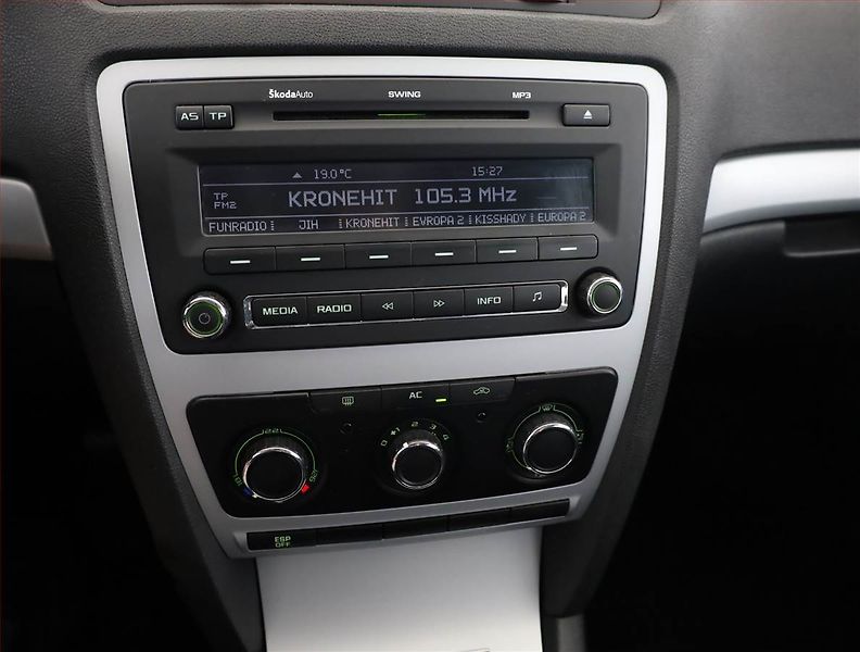Škoda Octavia (2009) 1.6, Tempomat - fotka 9 z 12