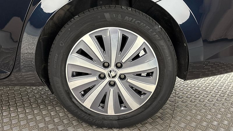 Škoda Superb 2.0 TDI DSG Style Combi - fotka 19 z 27