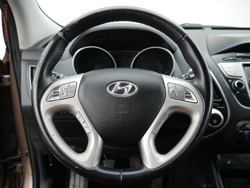 Hyundai ix35 (2013) 1.7CRDI, ČR, AC, tempo, park - fotka 13 z 15