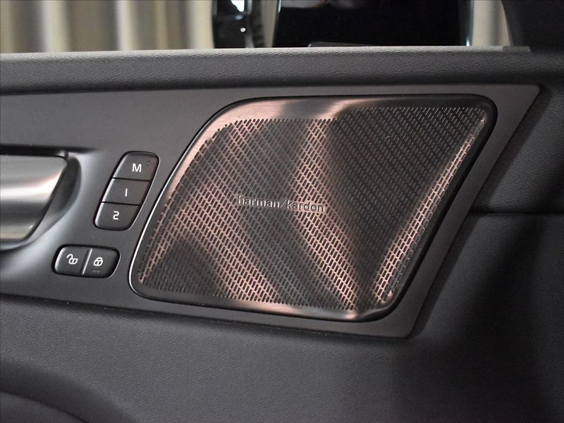 Volvo XC60 2,0 B5 AWD PLUS BLIS,Bezklíč - fotka 16 z 23