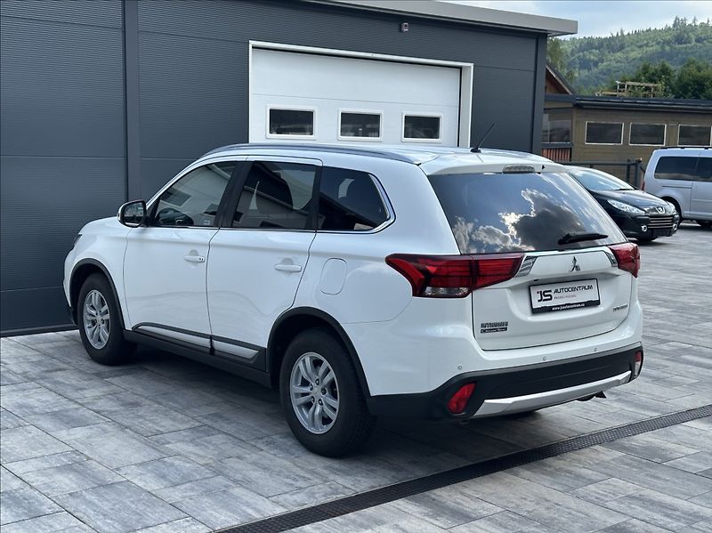 Mitsubishi Outlander 2,0 150PS  Intense A/T 4x4 - fotka 10 z 53