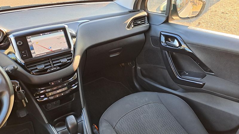Peugeot 208 1.2 PureTech NAVI - fotka 16 z 27