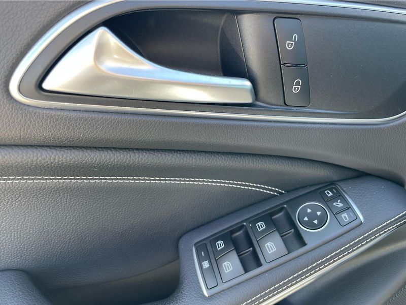 Mercedes-Benz GLA 180 i - fotka 15 z 25