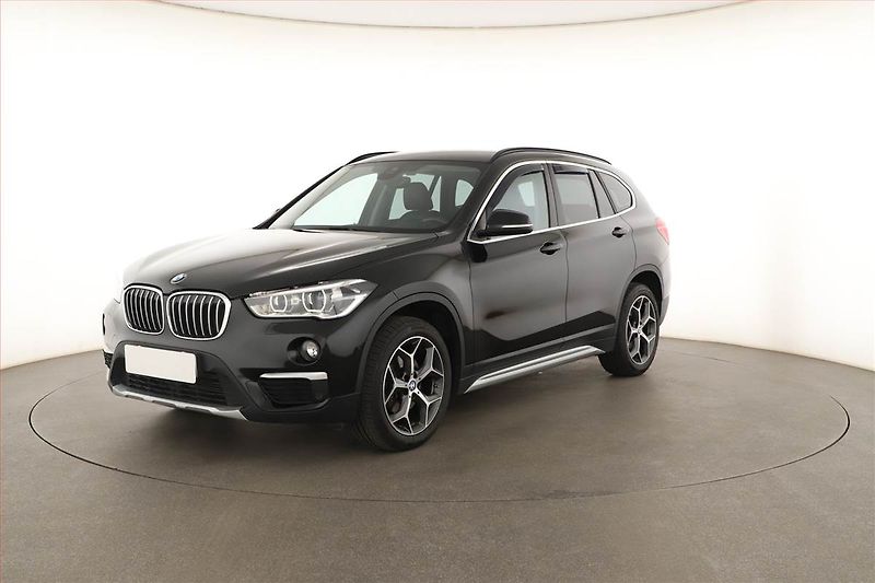 BMW X1 (2019) xDrive18d, ALU, KLIMA, ČR, 4X4 - fotka 2 z 18