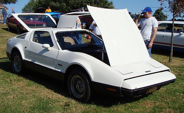 Bíle zbarvený vůz Bricklin SV-1 z roku 1974., zdroj: Wikimedia Commons, CZmarlin, volné dílo