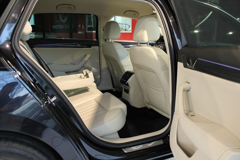 Škoda Superb TDi DSG 4x4 Style Combi - fotka 27 z 34