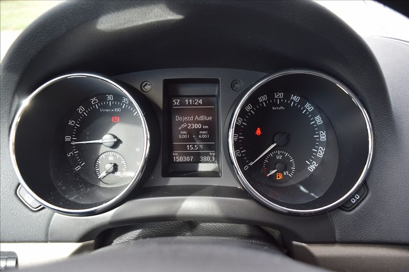 Škoda Yeti 2,0 TDI 110KW 4x4 TAŽNÉ XENONY - fotka 27 z 50