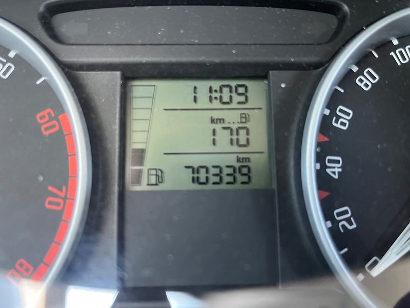 Škoda Fabia (2010) 1.2 i 70 Tis. Km - fotka 14 z 28