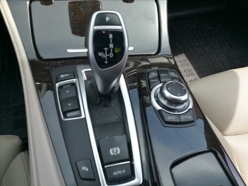 BMW Řada 5 3,0 d M paket - fotka 12 z 26