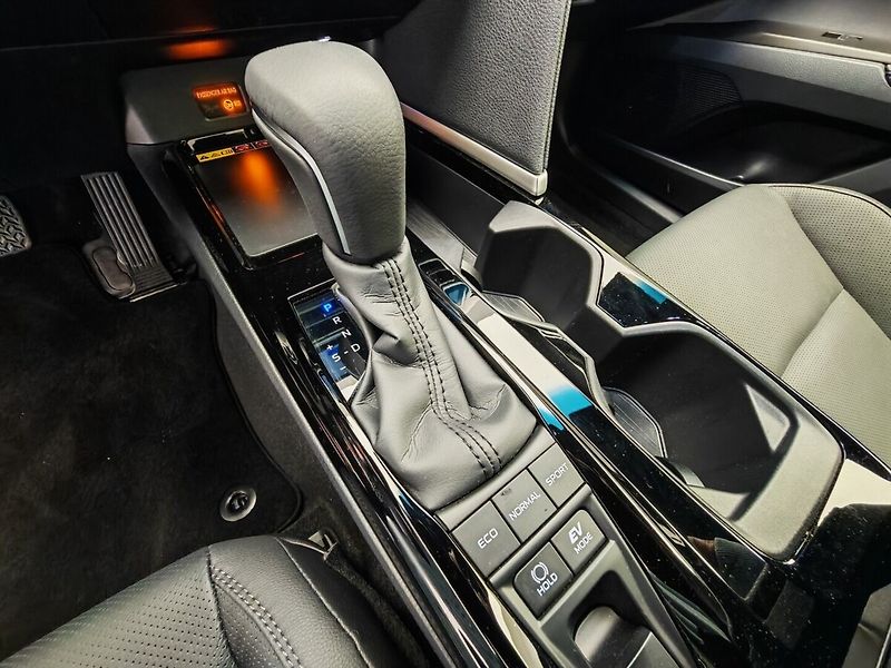 Toyota Camry 2.5 Hybrid Prestige - fotka 34 z 37