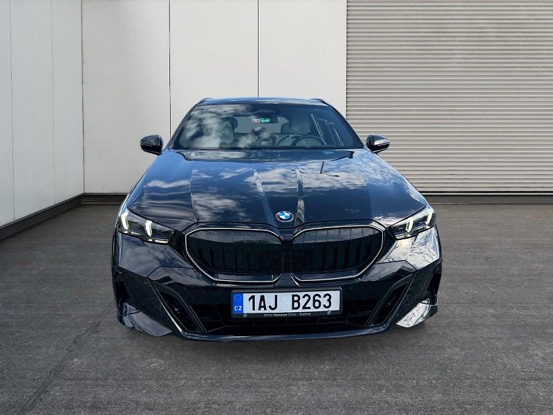BMW Řada 5 (2025) TOURING 520d 145kW CZ DPH - fotka 2 z 11