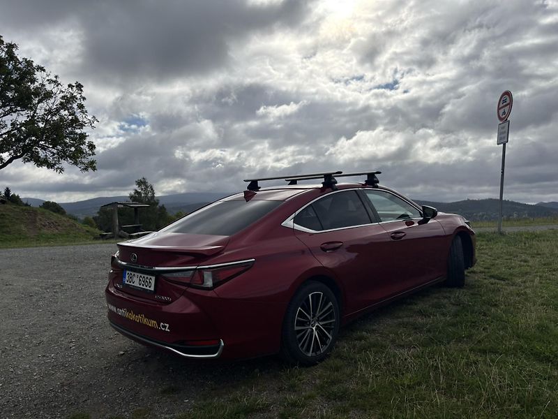 Lexus ES 300h (2023) - fotka 10 z 20