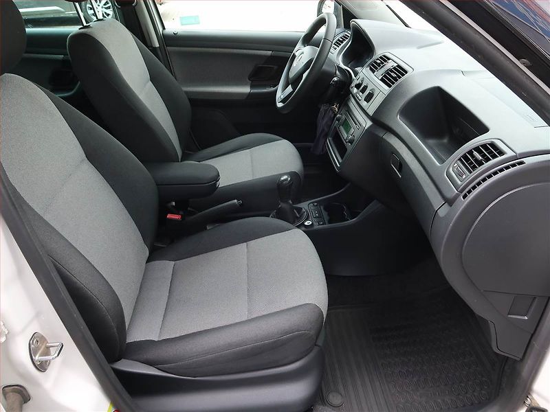 Škoda Fabia (2014) 1.2 TSI, Vyhř. sedaček - fotka 9 z 15