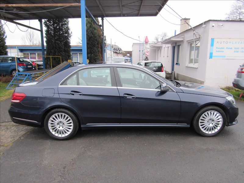 Mercedes-Benz Třídy E 3,0 CDi 350 Bluetec 4MATIC - fotka 8 z 35