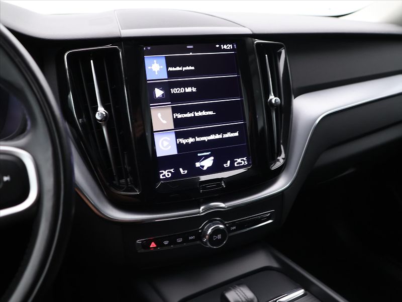 Volvo XC60 2,0 B4 145kW AWD Momentum CZ D - fotka 21 z 32
